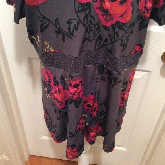 Torrid Top 2 Red Black Magenta Rose Print Lace Insets Shor… - Picture 8 of 9
